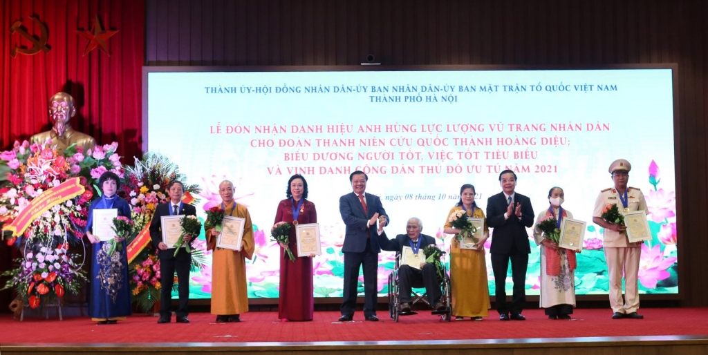 Bí thư Thành ủy Đinh Tiến Dũng và Chủ tịch UBND TP Chu Ngọc Anh trao danh hiệu “Công dân Thủ đô ưu tú” năm 2021 cho các cá nhân