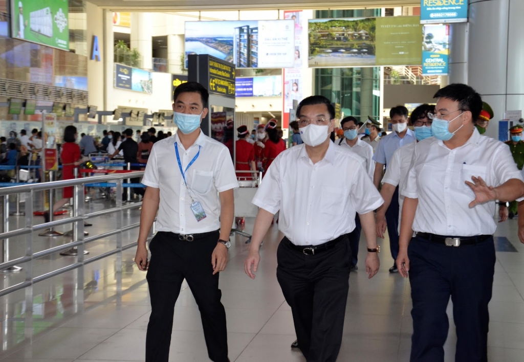 Chủ tịch UBND TP Hà Nội Chu Ngọc Anh tại buổi kiểm tra công tác phòng, chống dịch bệnh Covid-19 tại sân bay Nội Bài