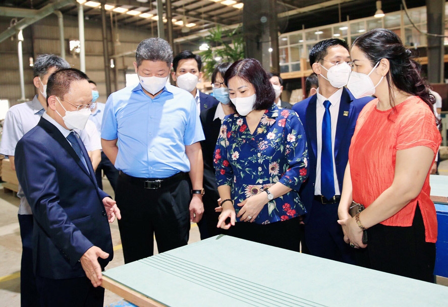 Phó Bí thư Thường trực Thành ủy Hà Nội Nguyễn Thị Tuyến thăm, động viên sản xuất và kiểm tra công tác phòng, chống dịch Covid-19 tại Công ty cổ phần Eurowindow