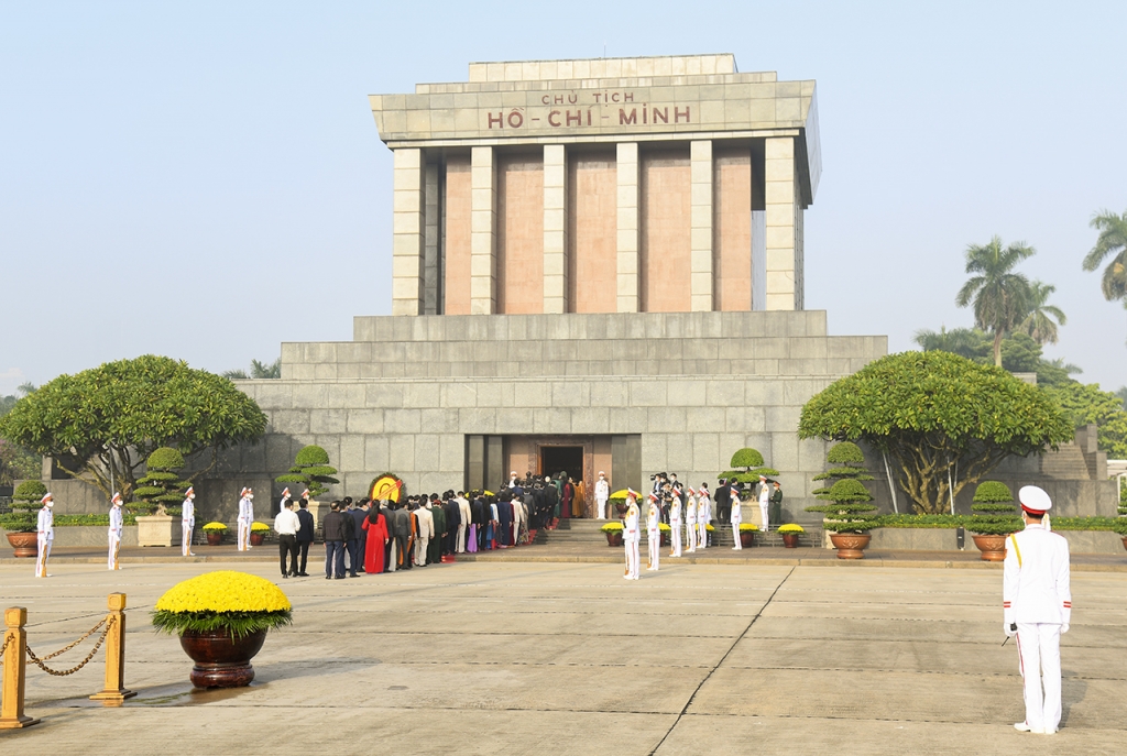 Đại biểu Quốc hội vào Lăng viếng Chủ tịch Hồ Chí Minh và tưởng niệm đồng bào mất vì Covid-19