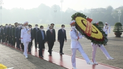 dai bieu quoc hoi vao lang vieng chu tich ho chi minh va tuong niem dong bao mat vi covid 19