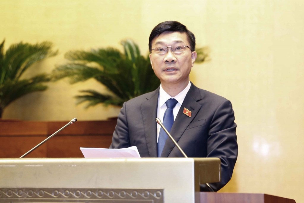 Chủ nhiệm Ủy ban Kinh tế Vũ Hồng Thanh trình bày báo cáo thẩm tra tại kỳ họp