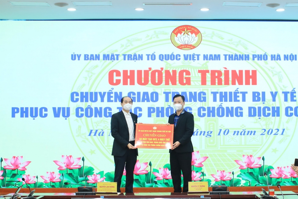 Phó Chủ tịch Ủy ban MTTQ Việt Nam TP Hà Nội Nguyễn Sỹ Trường chuyển giao thiết bị y tế cho Sở Y tế Hà Nội