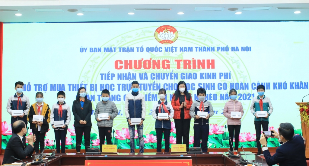 Chủ tịch Ủy ban MTTQ Việt Nam TP Hà Nội Nguyễn Lan Hương trao tặng máy tính bảng cho học sinh khó khăn thị xã Sơn Tây