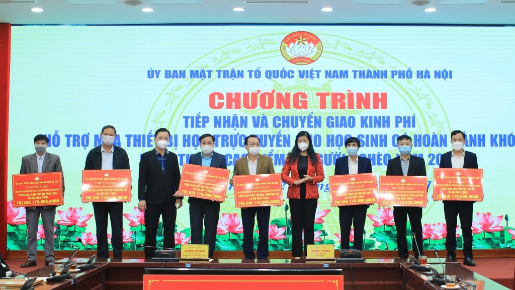 Chuyển giao kinh phí cho 7 huyện, hỗ trợ thiết bị trực tuyến cho học sinh khó khăn
