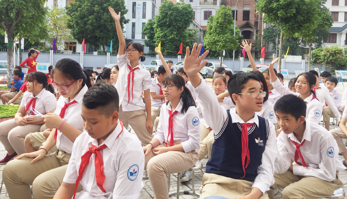 hoc sinh thcs nguyen du hao hung huong ung ngay phap luat 2019