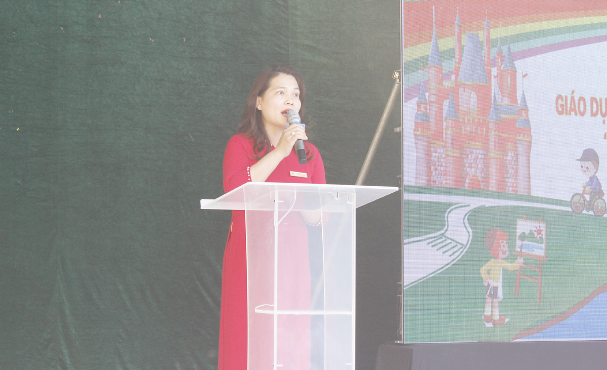 hoc sinh tieu hoc van yen thi tim hieu luat an toan giao thong