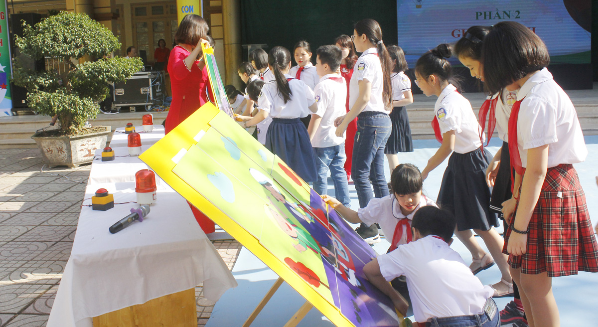 hoc sinh tieu hoc van yen thi tim hieu luat an toan giao thong