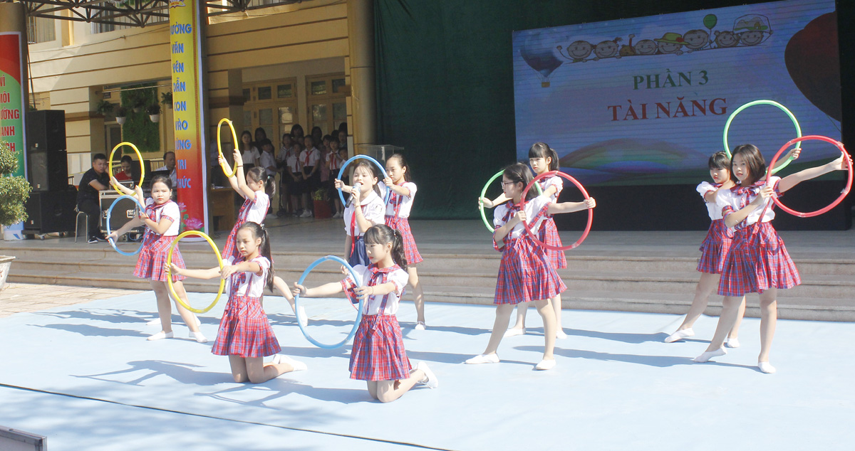 hoc sinh tieu hoc van yen thi tim hieu luat an toan giao thong