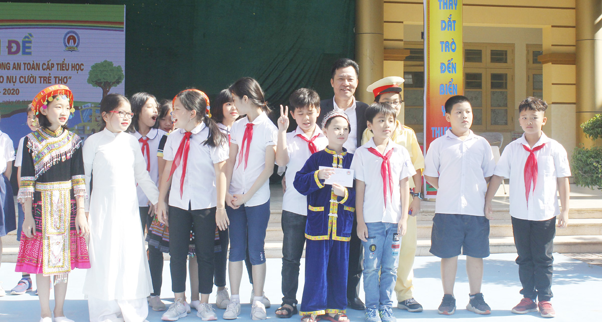 hoc sinh tieu hoc van yen thi tim hieu luat an toan giao thong