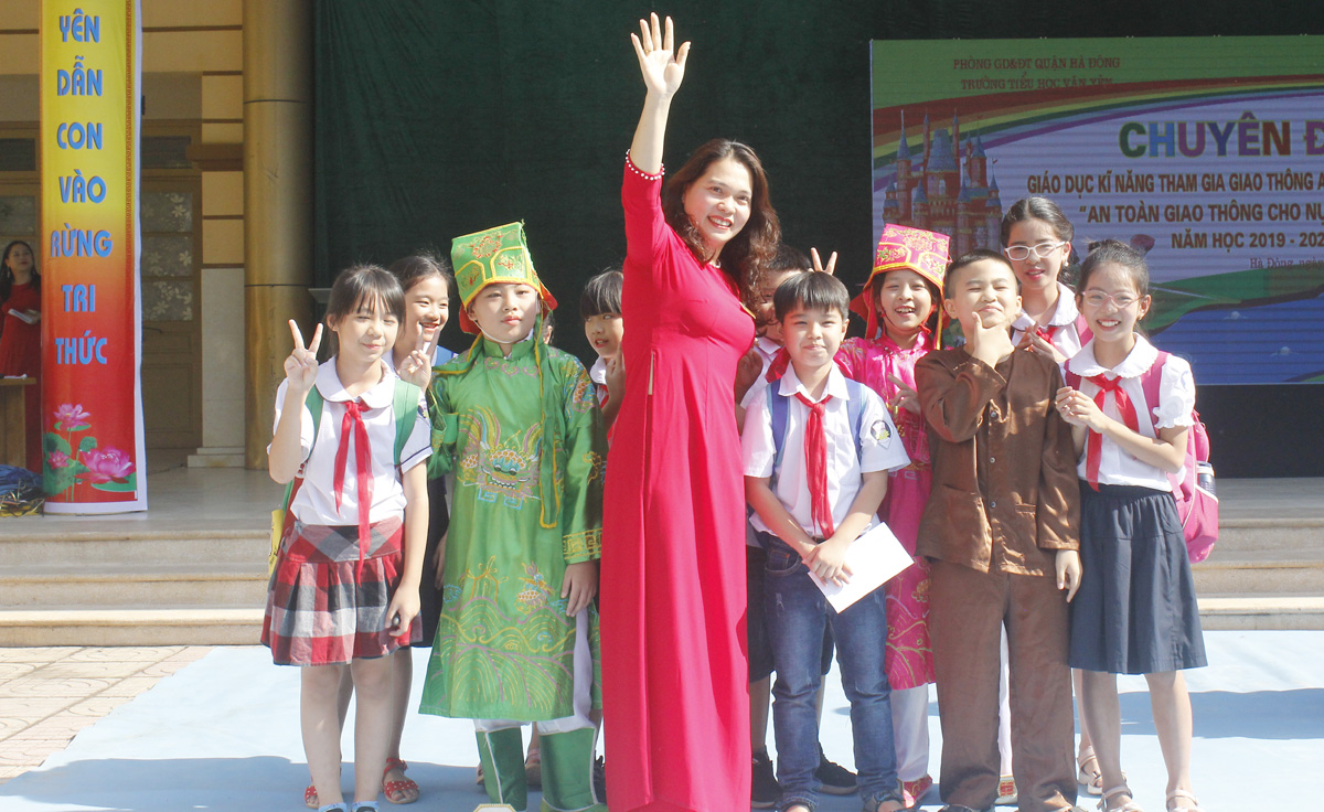 hoc sinh tieu hoc van yen thi tim hieu luat an toan giao thong