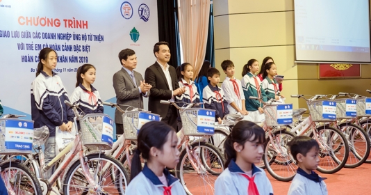 Trao tặng xe đạp, học bổng cho 300 học sinh có hoàn cảnh khó khăn trên địa bàn Hà Nội