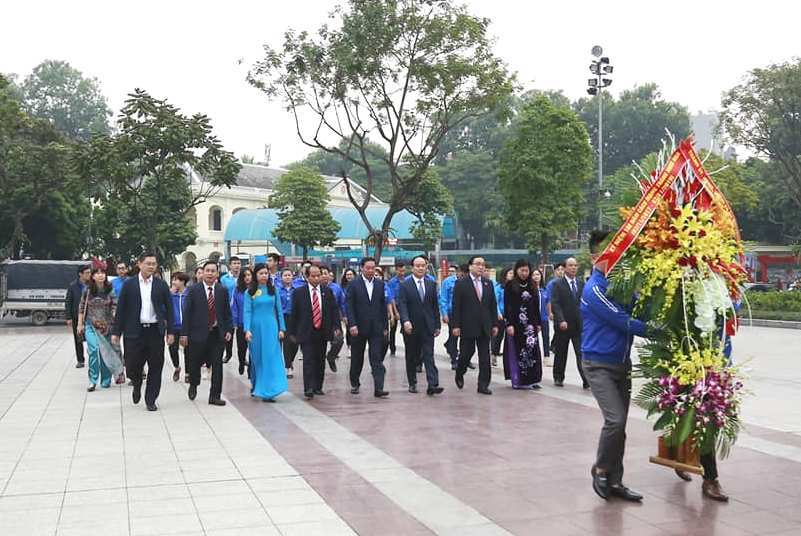 lanh dao tp ha noi dang hoa tuong niem tai tuong dai vilenin