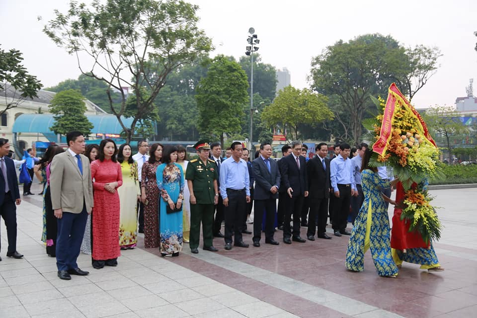 lanh dao tp ha noi dang hoa tuong niem tai tuong dai vilenin