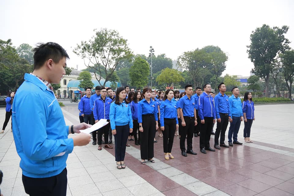 lanh dao tp ha noi dang hoa tuong niem tai tuong dai vilenin