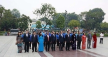 Lãnh đạo TP Hà Nội dâng hoa tưởng niệm tại tượng đài V.I.Lênin
