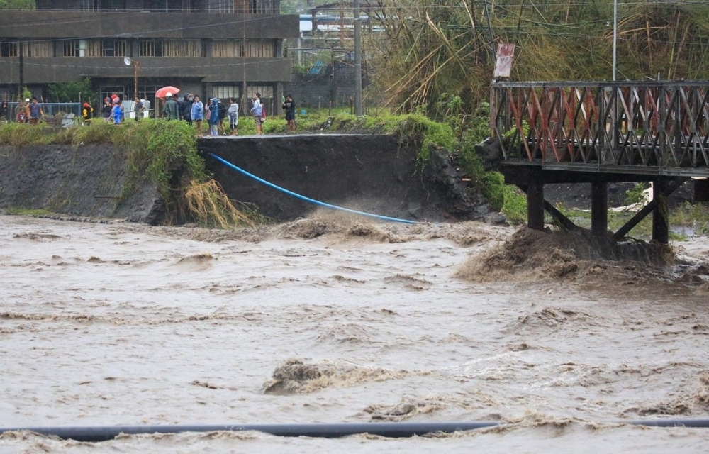 Tổng thống Philippines thị sát tình hình thiệt hại sau bão Goni