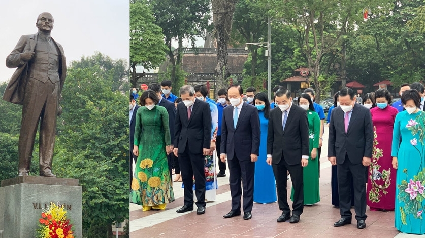 Lãnh đạo TP Hà Nội đặt hoa tưởng niệm tại tượng đài V.I.Lênin