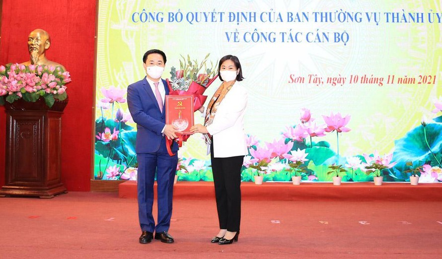 Phó Bí thư Thường trực Thành uỷ Hà Nội Nguyễn Thị Tuyến trao Quyết định cho ông Trần Anh Tuấn.