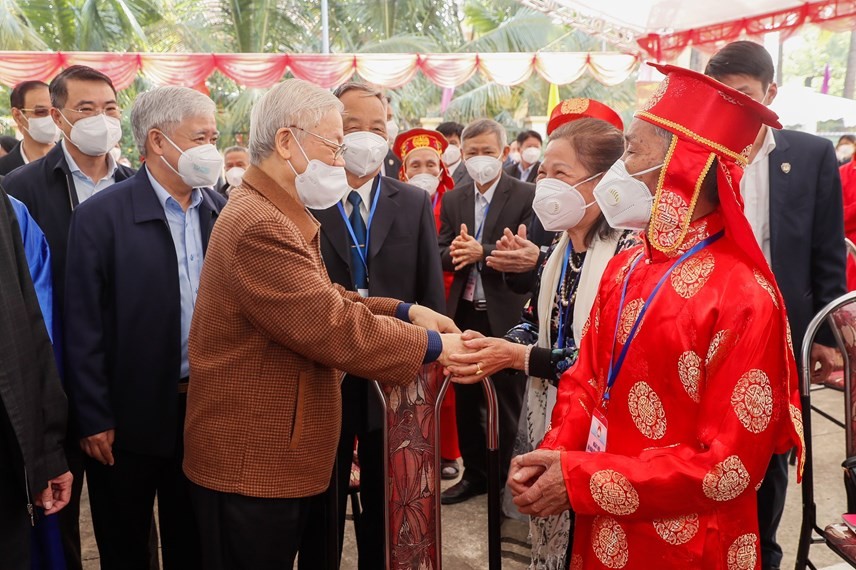 Tổng Bí thư Nguyễn Phú Trọng thăm hỏi nhân dân trên địa bàn dân cư thôn 5, xã Yên Sở, huyện Hoài Đức.