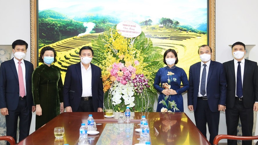 Phó Bí thư Thường trực Thành ủy Nguyễn Thị Tuyến chúc mừng Học viện Chính trị quốc gia Hồ Chí Minh