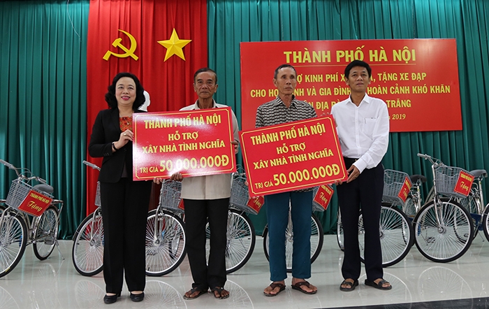 doan cong tac tp ha noi tang qua ho ngheo hoc sinh co hoan canh kho khan tinh soc trang