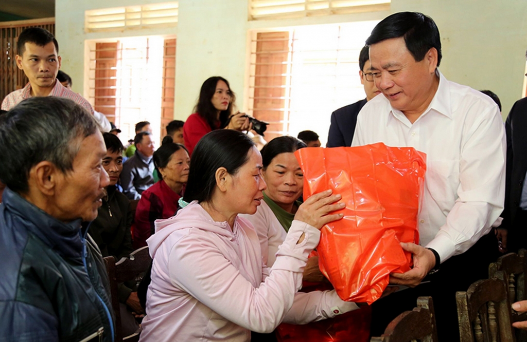 đồng chí Nguyễn Xuân Thắng, Bí thư Trung ương Đảng, Giám đốc Học viện Chính trị quốc gia Hồ Chí Minh thăm hỏi và tặng quà đồng bào miền Trung