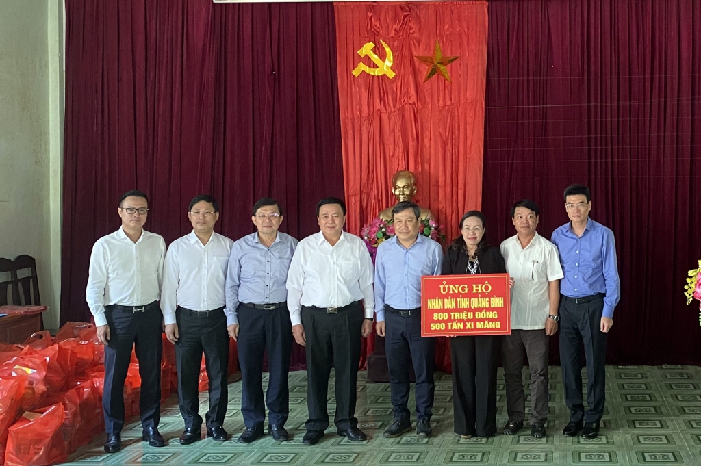 Đoàn công tác ủng hộ nhân dân Quảng Bình khắc phục hậu quả thiên tai