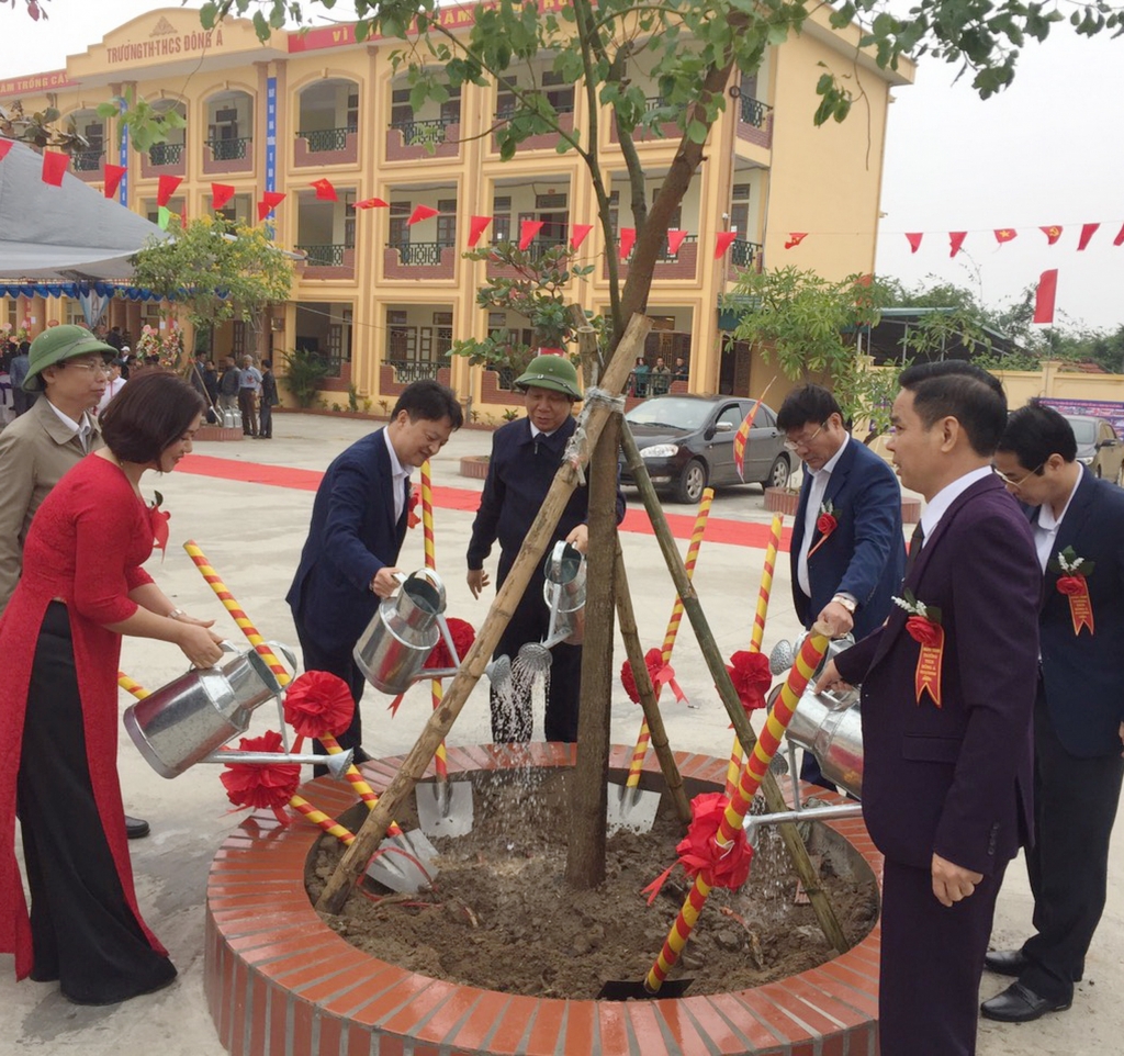 Các vị đại biểu tham gia trồng cây lưu niệm, tạo màu xanh cho trường