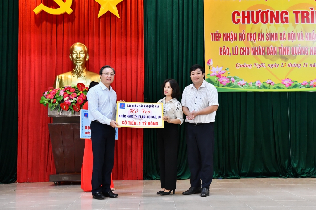 Ủy viên Ban Thường vụ Đảng ủy PVN, Tổng Giám đốc BSR Bùi Minh Tiến đại diện PVN trao biển tượng trưng hỗ trợ 1 tỷ đồng