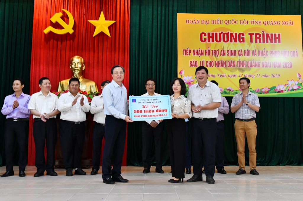 Tổng Giám đốc BSR Bùi Minh Tiến trao biển tượng trưng hỗ trợ 500 triệu đồng