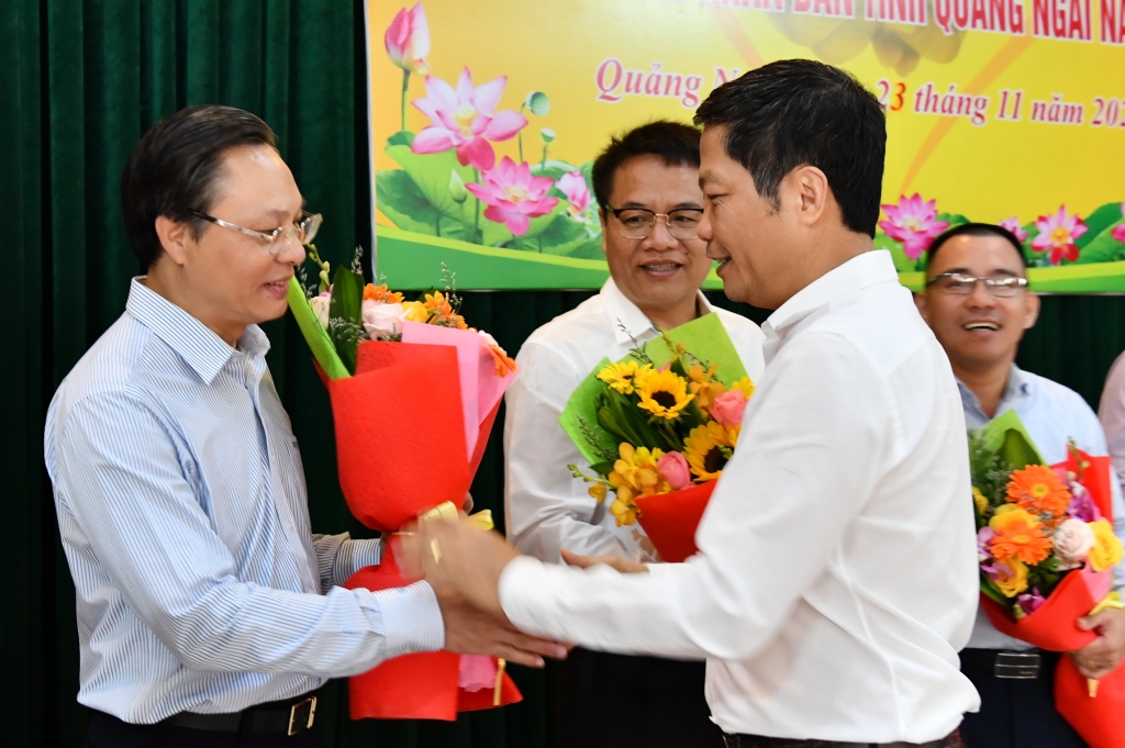 Hình 3: Bộ trưởng Bộ Công Thương Trần Tuấn Anh tặng hoa cảm ơn các đơn vị, doanh nghiệp hỗ trợ tỉnh Quảng Ngãi khắc phục hậu quả thiên tai.