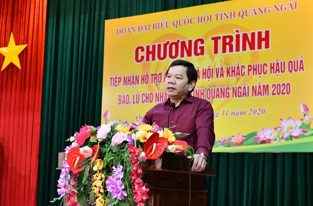 Hình 4: Phó Bí thư Tỉnh ủy, Chủ tịch UBND tỉnh Quảng Ngãi Đặng Văn Minh phát biểu cảm ơn các đơn vị doanh nghiệp hỗ trợ kinh phí cho tỉnh Quảng Ngãi.