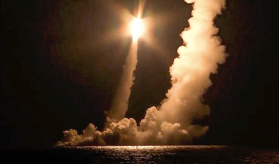 Màn bắn chùm tên lửa đạn đạo ngoạn mục từ tàu ngầm hạt nhân Nga