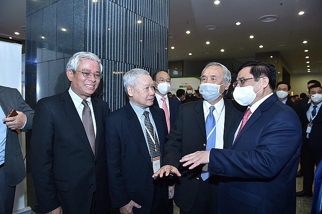 Thủ tướng Phạm Minh Chính trò chuyện với các cán bộ ngoại giao.