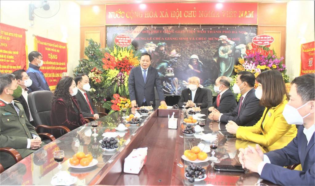 Phó Bí thư Thành ủy Nguyễn Văn Phong chúc mừng Ủy ban Đoàn kết Công giáo TP