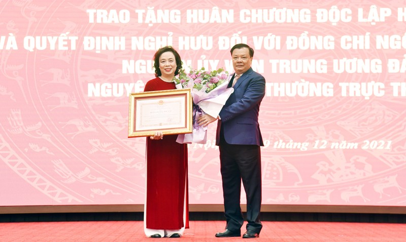 Bí thư Thành ủy Hà Nội Đinh Tiến Dũng trao Huân chương Độc lập hạng Nhì cho đồng chí Ngô Thị Thanh Hằng, nguyên Phó Bí thư Thường trực Thành ủy.