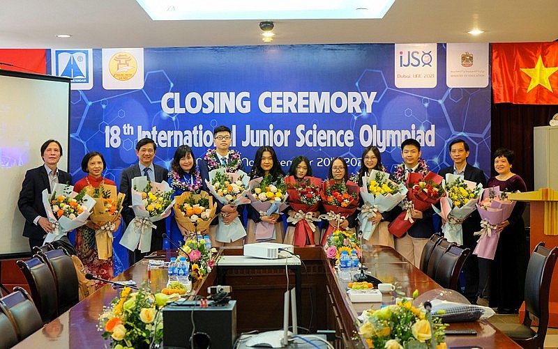 Đại diện lãnh đạo Sở Giáo dục và Đào tạo Hà Nội với các học sinh tham gia kỳ thi Olympic khoa học trẻ quốc tế năm 2021.