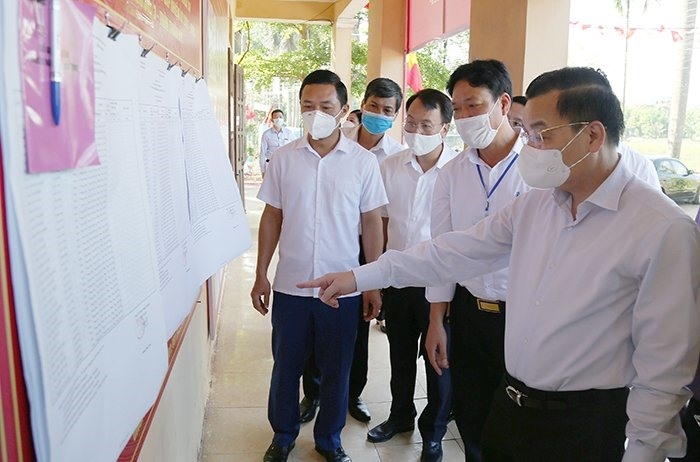 Chủ tịch UBND TP Chu Ngọc Anh kiểm tra công tá bầu cử, phòng chống dịch tại huyện Phúc Thọ
