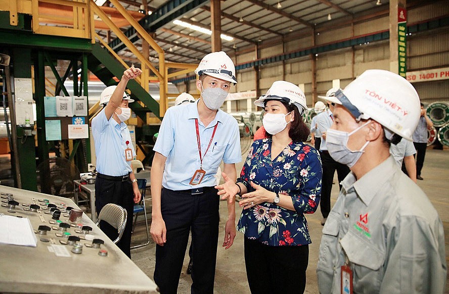 Phó Bí thư Thường trực Thành ủy Hà Nội Nguyễn Thị Tuyến thăm, động viên sản xuất và kiểm tra công tác phòng, chống dịch Covid-19 tại Công ty cổ phần Tôn mạ Vnsteel Thăng Long.