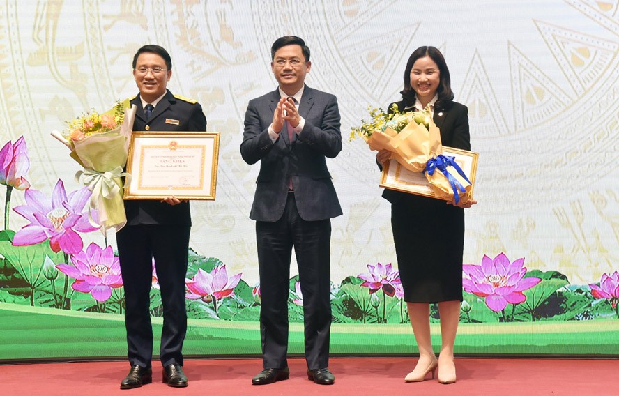 Phó Chủ tịch UBND thành phố Hà Nội Hà Minh Hải trao Bằng khen của UBND thành phố cho Cục Thuế Hà Nội và Kho bạc Nhà nước thành phố Hà Nội