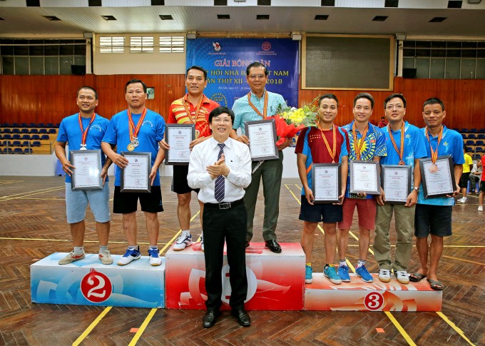 Đồng chí Hồ Quang Lợi - Phó Chủ tịch thường trực HNBVN trao giải nhất cho đôi nam lãnh đạo tại Giải Bóng bàn HNBVN lần thứ XII- năm 2018.