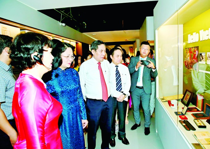 Các đồng chí lãnh đạo thăm Bảo tàng báo chí Việt Nam 19/6/2020. Ảnh: Sơn Hải