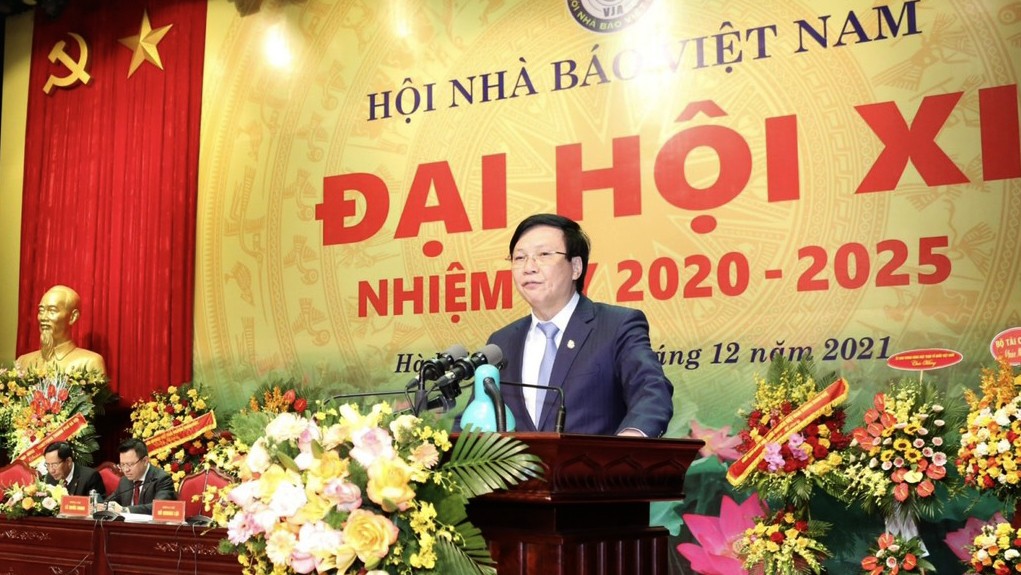 Phó Chủ tịch Thường trực Hội Nhà báo Việt Nam khóa X Hồ Quang Lợi phát biểu Báo cáo chính trị trình Đại hội XI của Ban Chấp hành khóa X