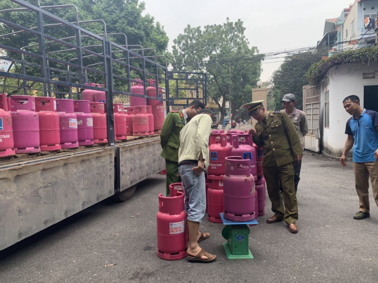 tam giu hon 200 binh gas nhan hieu petro vietnam o bac giang