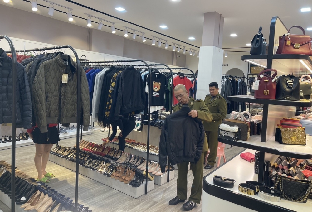 Cửa hàng kinh doanh đồ thời trang nhập lậu ở Quảng Ninh