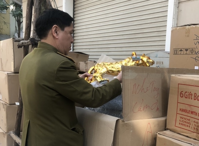 Phát hiện hàng nghìn chai rượu ngoại 'rởm' tại nhiều cơ sở của Công ty Âu Việt Phát