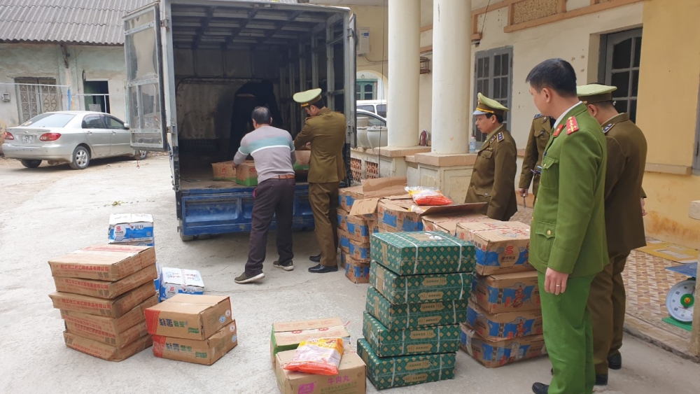 Hơn nửa tấn xúc xích, chả cá hôi thối bị phát hiện khi đang trên đường đi tiêu thụ Hơn nửa tấn xúc xích, chả cá hôi thối bị phát hiện khi đang trên đường đi tiêu thụ