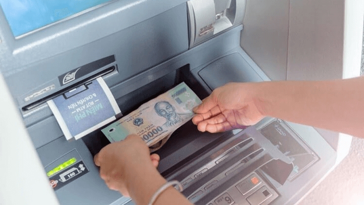 Nhu cầu rút tiền mặt qua ATM ngân hàng giảm mạnh