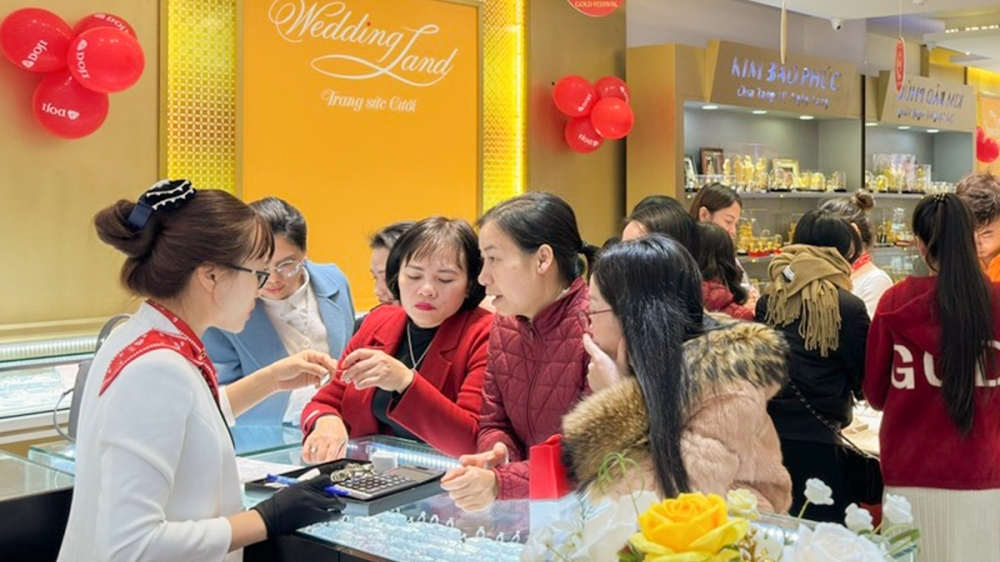 Hình ảnh người dân đổ xô đi mua vàng lấy may ngày vía Thần Tài